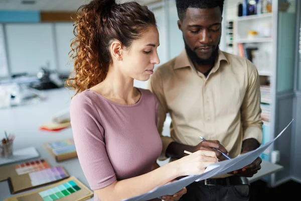 Junge Experten Diskutieren Daten Papieren Bei Arbeitstreffen Büro Oder Atelier — Stockfoto