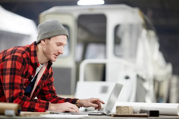 Modern Ingenjör Lutar Över Laptop Medan Surfar Nätet För Online — Stockfoto