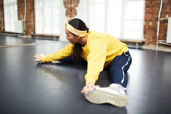 Ung Aktiv Kvinna Gör Stretching Medan Sitter Golvet Dansstudio — Stockfoto