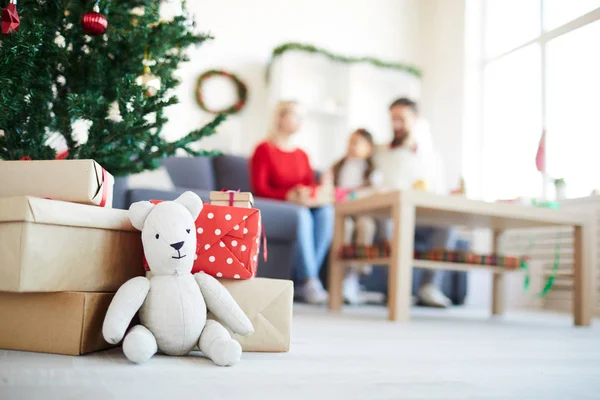 Urso Pelúcia Branco Pilha Presentes Embalados Inundação Por Abeto Decorado — Fotografia de Stock