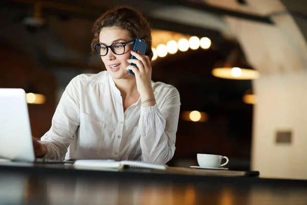 Mujer Joven Ocupada Sentada Junto Mesa Frente Computadora Portátil Cliente — Foto de Stock