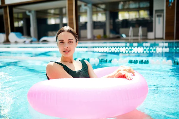 Kamera Spa Resort Otel Tarafından Yüzme Sırasında Bakarak Pembe Havuzu — Stok fotoğraf
