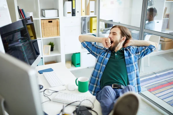 Desenvolvedor Software Jovem Cansado Entediado Sentado Frente Monitor Computador Bocejo — Fotografia de Stock