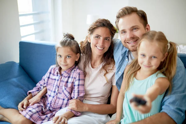 Jonge Vrolijke Familie Van Vier Zitten Bank Voorkant Van Terwijl — Stockfoto