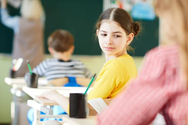 Ciekawy Ładna Brunetka Uczennica Żółtym Swetrze Zwrotnym Podczas Oszukiwania Kolega — Zdjęcie stockowe