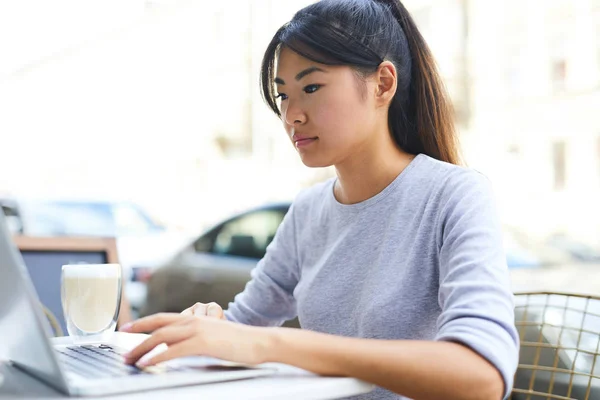 Ung Asiatisk Student Grå Pullover Sitter Vid Bordet Framför Laptop — Stockfoto