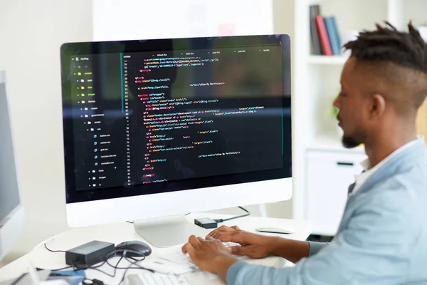 Ocupado Desenvolvedor Web Africano Codificação Linguagem Computador Enquanto Está Sentado — Fotografia de Stock