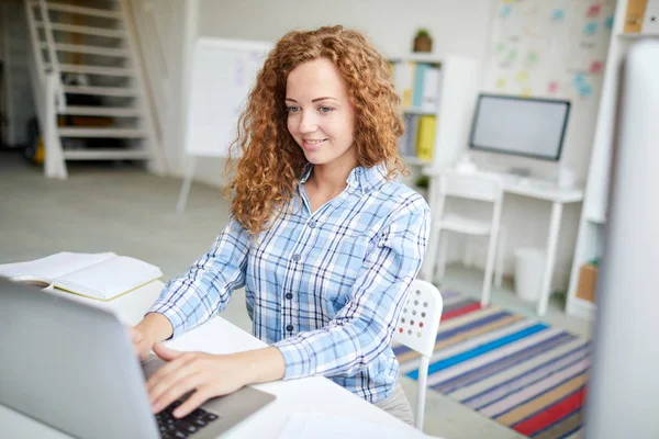 Ung Glad Analytiker Eller Anställd Sitter Framför Laptop Efter Arbetsplats — Stockfoto