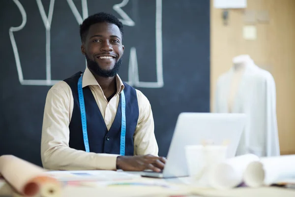 Щасливий Молодий Чорний Дизайнер Одягу Бородою Сидить Столом Використовує Ноутбук — стокове фото