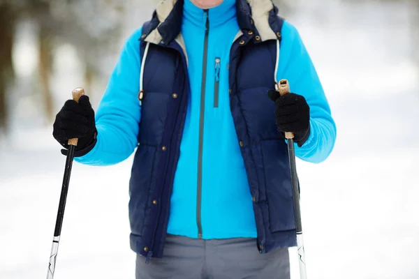 Buik Van Sportman Winter Activewear Stokken Houden Terwijl Het Skiën — Stockfoto