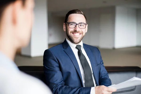 Vista Posterior Humano Sentado Frente Joven Guapo Hombre Traje Negocios — Foto de Stock