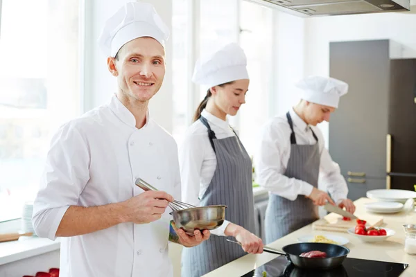 Glücklicher Selbstbewusster Profikoch Weißer Uniform Mit Schneebesen Zum Peitschen Und — Stockfoto