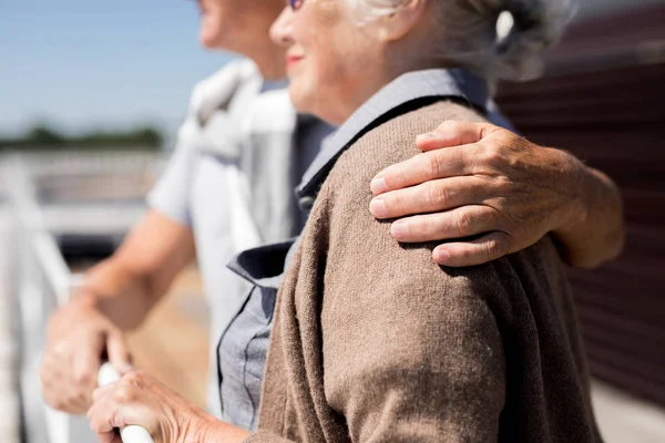 Starší Muž Objímá Svou Ženu Během Jejich Letní Dovolené Moře — Stock fotografie