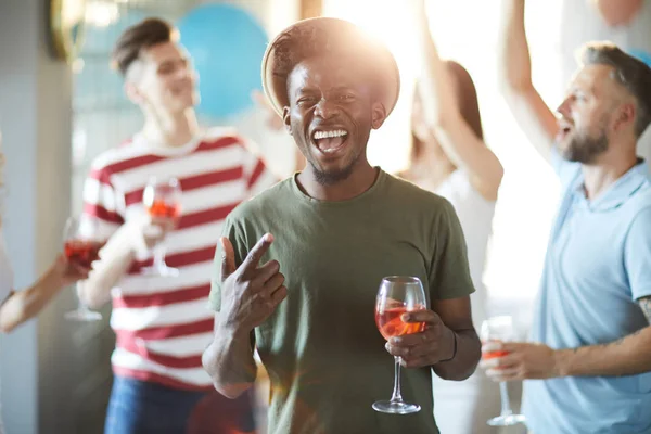 Joven Hombre Excitado Con Vaso Bebida Casera Apuntándote Mientras Bailas — Foto de Stock