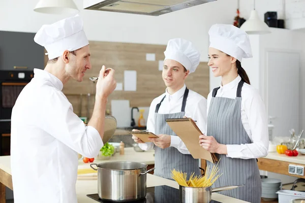 Fröhliche Positive Studenten Die Koch Mit Hut Und Uniform Betrachten — Stockfoto