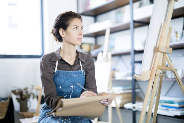 Young Woman Notepad Getting Inspired Sketching While Sitting Studio Arts — Stock Photo, Image