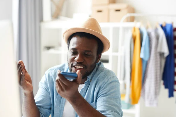 African Young Man Praat Zijn Mobiele Telefoon Tijdens Het Werken — Stockfoto