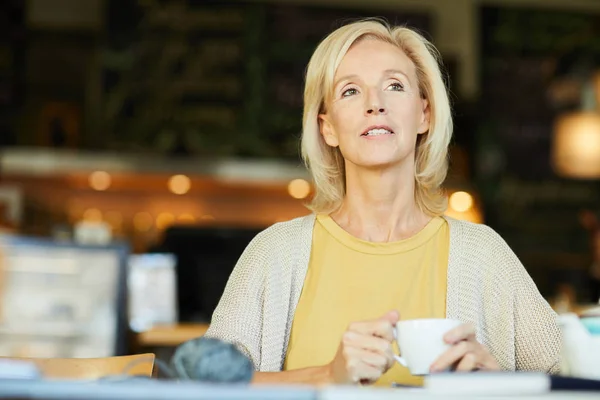 Nadenkend Blonde Leeftijd Vrouw Met Kopje Koffie Thee Zitten Cafe — Stockfoto