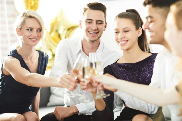 Веселые Друзья Элегантной Одежде Тост Флейтами Шампанского Вечеринке — стоковое фото