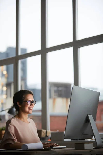 Joven Empresaria Exitosa Sentada Junto Mesa Frente Monitor Computadora Oficina — Foto de Stock