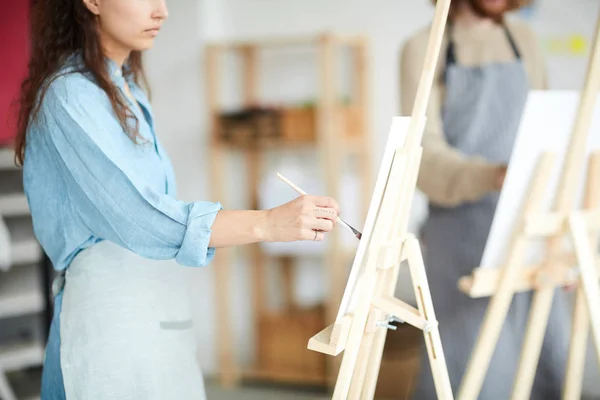 Jeune Femme Avec Peinture Pinceau Sur Chevalet Cours Des Arts — Photo