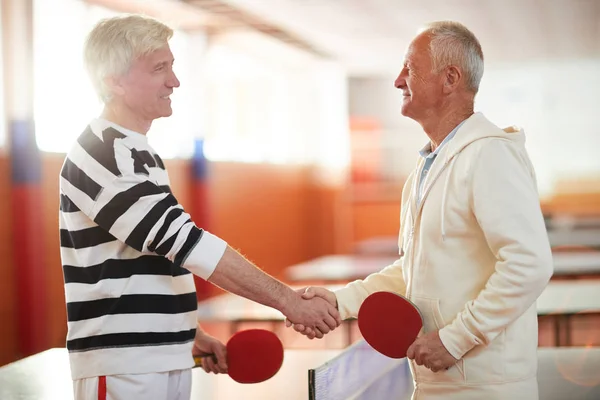 Äldre Gråhåriga Ping Pong Spelare Fritidskläder Hand Skakning Efter Framgångs — Stockfoto