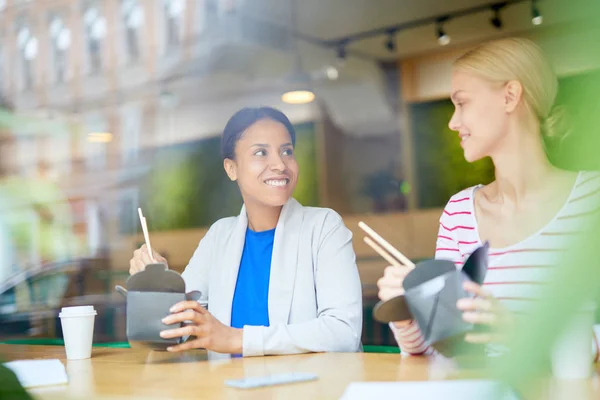 Twee Jonge Collega Chatten Tijdens Lunchpauze Terwijl Chinese Noedels Hebben — Stockfoto