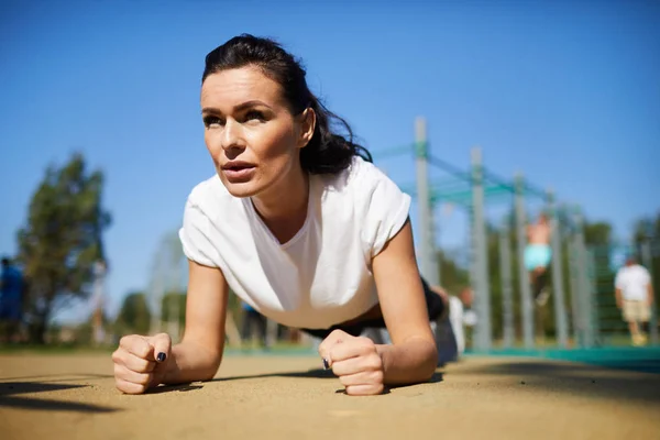 Concentrated Strong Athletic Young Woman Focused Exercise Looking Straight Doing — Stock Photo, Image