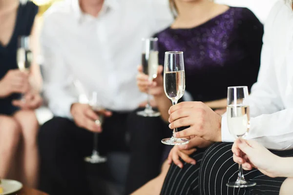 Menselijke Handen Houden Fluiten Met Champagne Tijdens Een Gesprek Sociale — Stockfoto