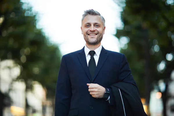 Sorrindo Empresário Bem Sucedido Formalwear Olhando Para Você Enquanto Caminhava — Fotografia de Stock