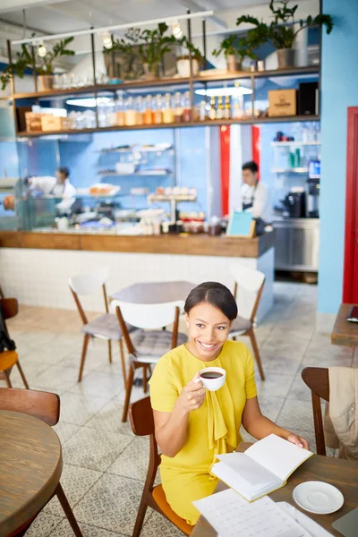 Felice Giovane Donna Smart Casual Seduta Caffetteria Bere Caffè Leggere — Foto Stock