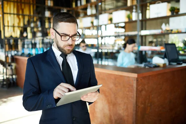 Affärs Man Med Surfplatta Som Koncentrerar Sig Att Söka Data — Stockfoto