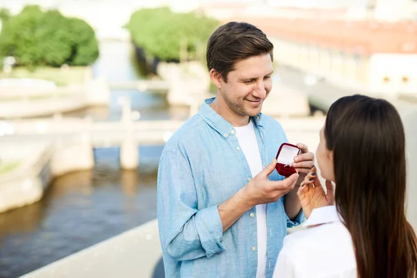 Lächelnder Schöner Junger Mann Zeigt Offene Schachtel Mit Verlobungsring Während — Stockfoto