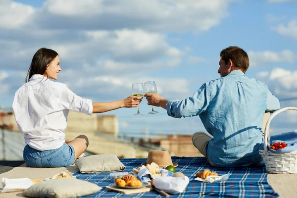 Vista Posteriore Giovani Date Casualwear Tirando Con Bicchieri Vino Mentre — Foto Stock