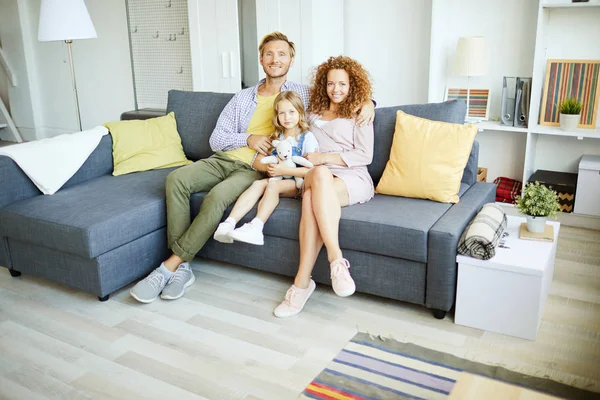 Glückliche Junge Dreiköpfige Familie Sitzt Auf Dem Sofa Wohnzimmer Und — Stockfoto
