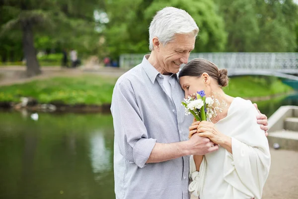 Verliebte Senioren Mit Einem Strauß Wildblumen Während Sich Die Frau — Stockfoto