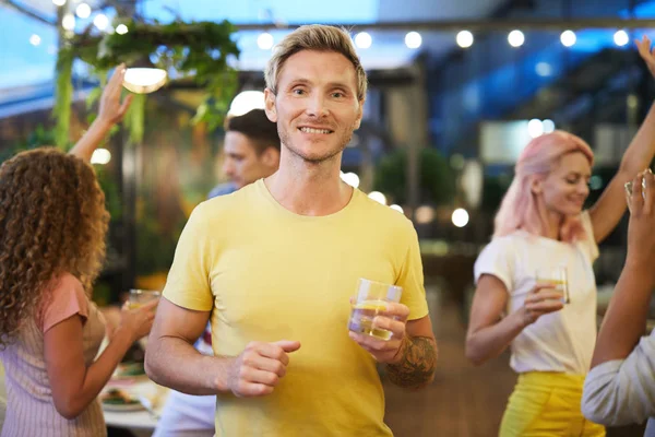 Happy Guy Yellow Shirt Holding Glass Drink While Dancing His — Stock Photo, Image