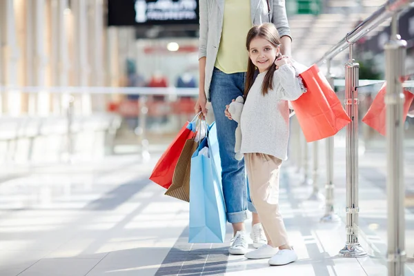 Sevimli Küçük Kız Annesi Ticaret Merkezi Ile Vakit Ise Kameraya — Stok fotoğraf