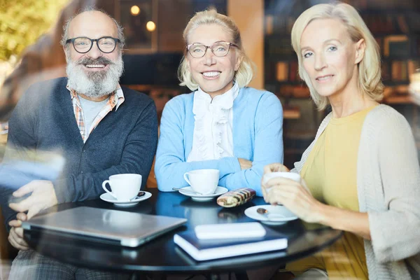 Tre Anziani Felici Smart Casual Guardano Mentre Sei Seduto Tavola — Foto Stock