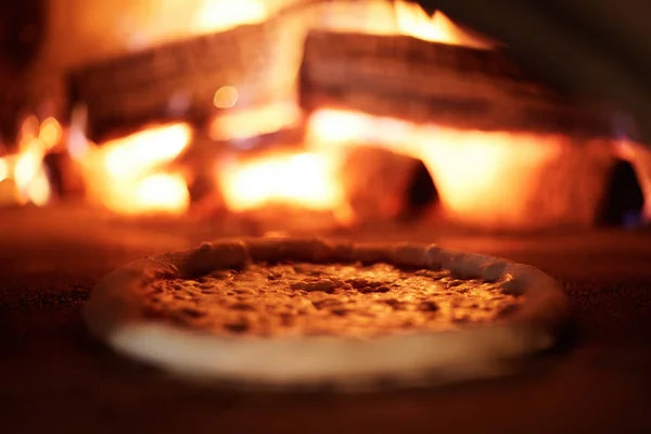Raw Pizza Being Roasted Special Oven Burning Fire Background — Stock Photo, Image