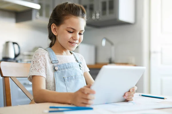 Jolie Jeune Avec Touchpad Regarder Des Vidéos Dans Filet Tout — Photo