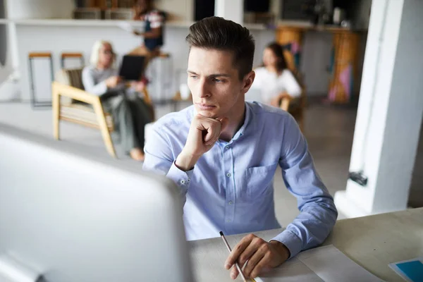 Joven Empresario Serio Que Concentra Lectura Datos Línea Monitor Mientras — Foto de Stock