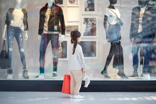 Niña Con Juguete Bolsa Papel Buscando Sus Padres Por Escaparate —  Fotos de Stock