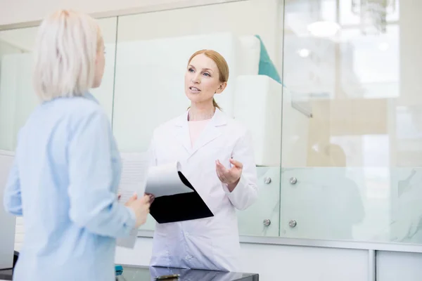 Gerente Farmacia Confiable Whitecoat Consultando Uno Los Clientes Sobre Nueva —  Fotos de Stock