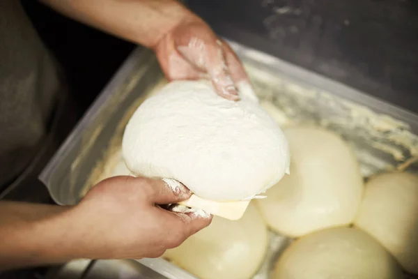 Manos Panadero Sosteniendo Pan Crudo Cubierto Con Harina Sobre Bandeja — Foto de Stock