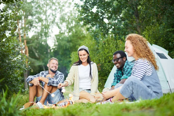 Young Happy Campers Relaxing Campfire Talking Frying Marshmellows Backpack Trip — Stock Photo, Image