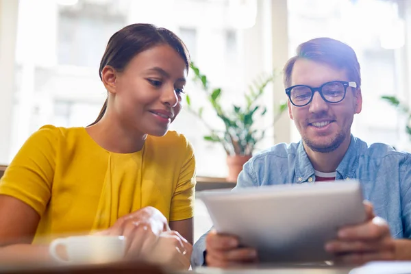 Två Unga Övertygade Kollegor Som Tittar Webcast Pekplattan Mötet Café — Stockfoto