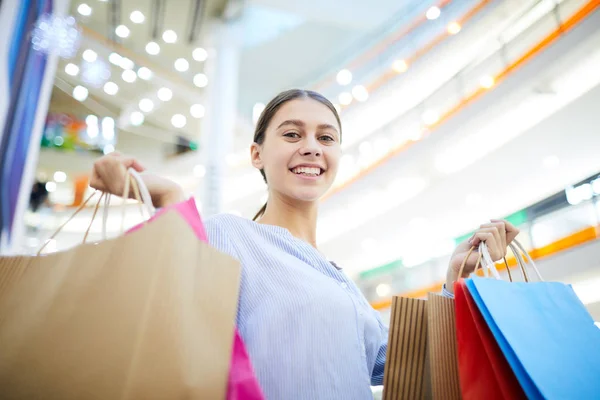 Ragazza Allegra Con Mucchio Sacchetti Carta Che Guardano Dopo Aver — Foto Stock