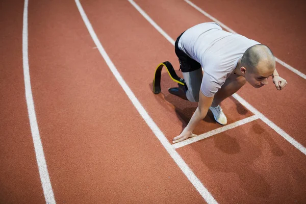 Junge Läuferin Mit Behindertem Rechten Bein Beugt Sich Über Startlinie — Stockfoto