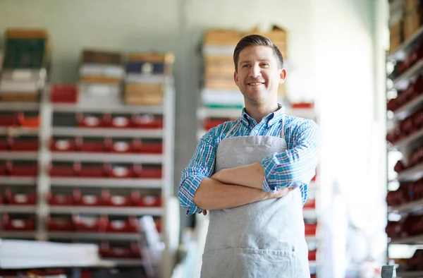 Feliz Joven Maestro Con Brazos Cruzados Delantal Pie Dentro Taller — Foto de Stock